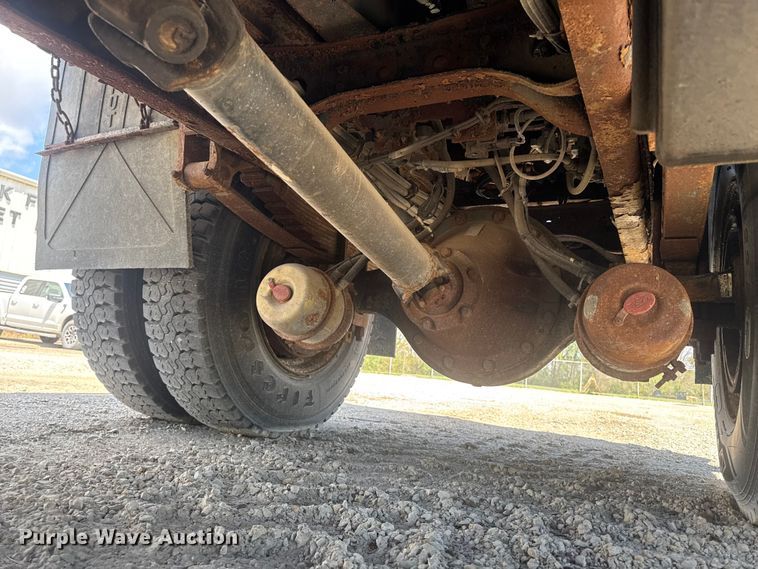 image for item ER0487 2002 International 4900 dump truck