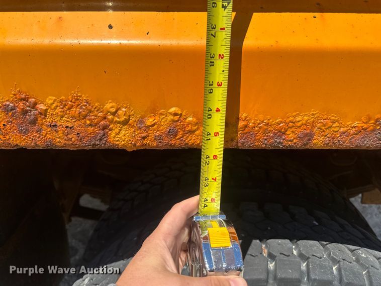 image for item ER0487 2002 International 4900 dump truck
