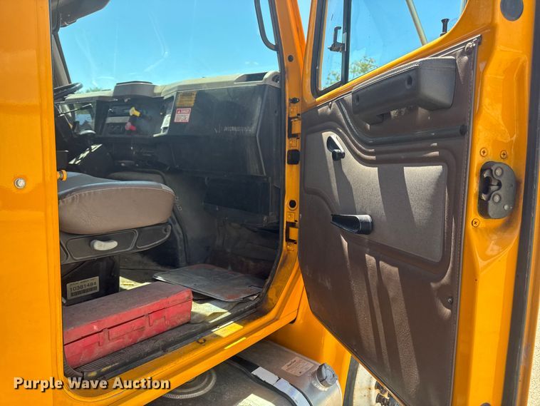 image for item ER0487 2002 International 4900 dump truck