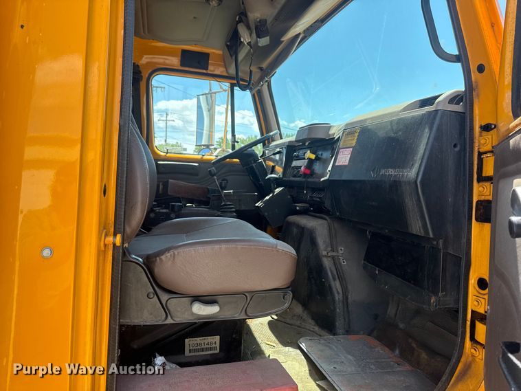 image for item ER0487 2002 International 4900 dump truck
