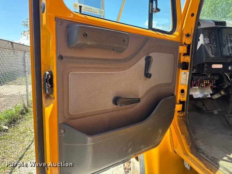 image for item ER0487 2002 International 4900 dump truck