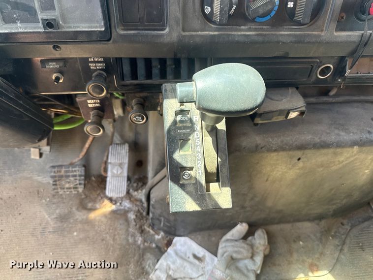 image for item ER0487 2002 International 4900 dump truck