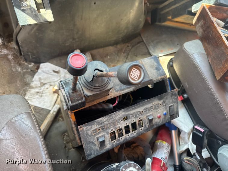 image for item ER0487 2002 International 4900 dump truck