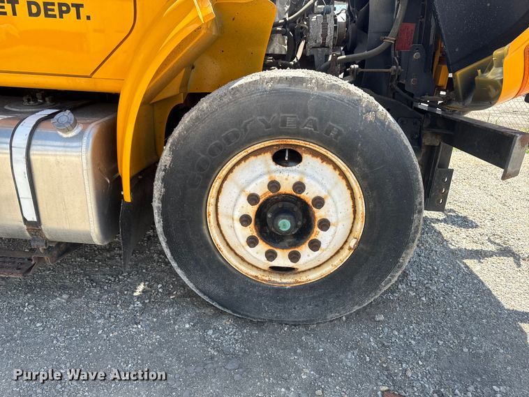 image for item ER0487 2002 International 4900 dump truck