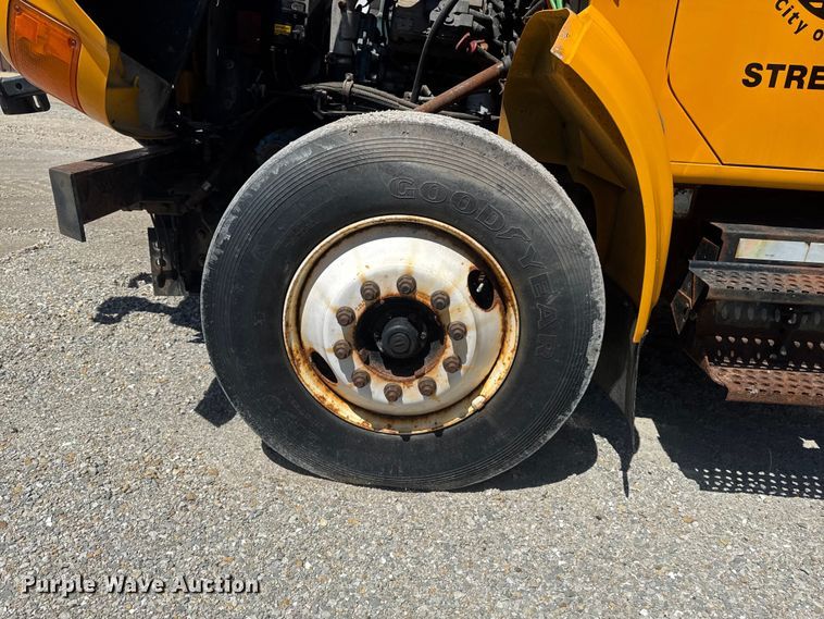 image for item ER0487 2002 International 4900 dump truck
