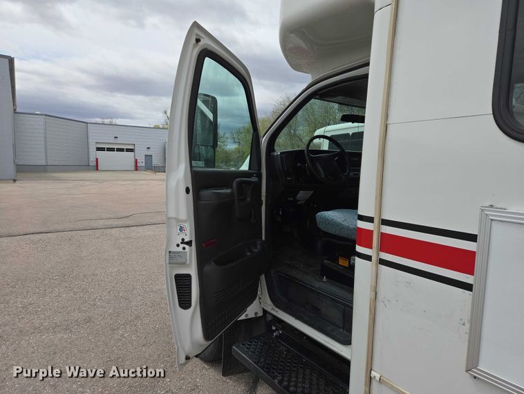 image for item ER1510 2008 GMC Glaval C4500 shuttle bus