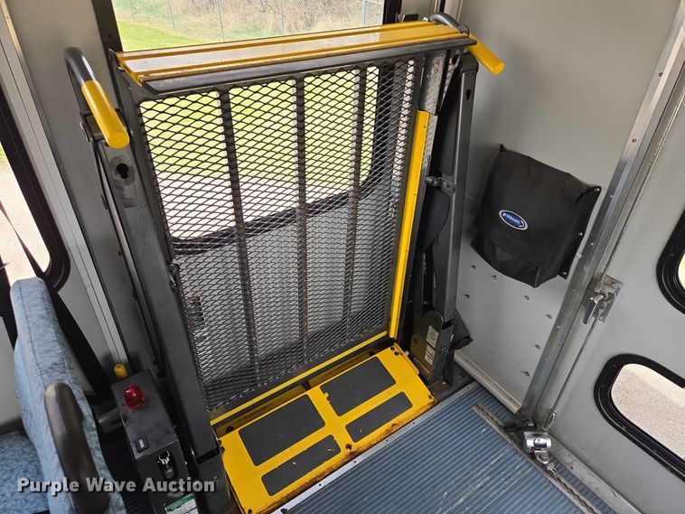 image for item ER1510 2008 GMC Glaval C4500 shuttle bus