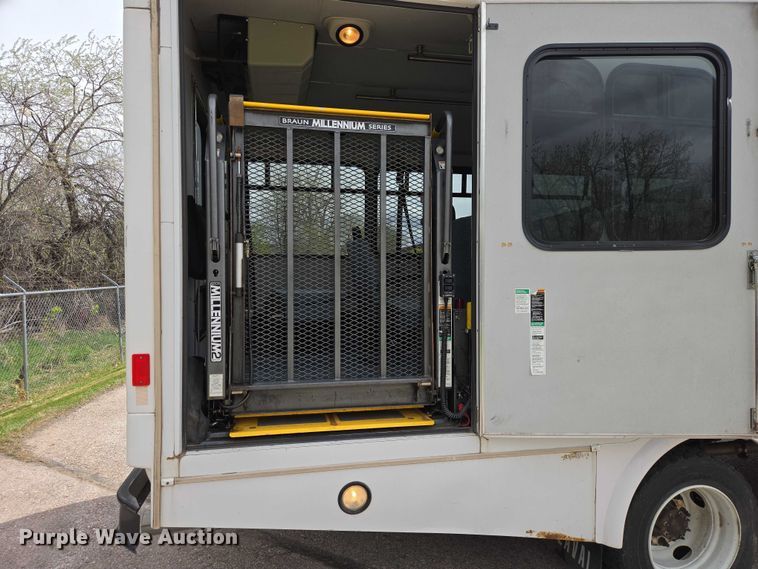 image for item ER1510 2008 GMC Glaval C4500 shuttle bus
