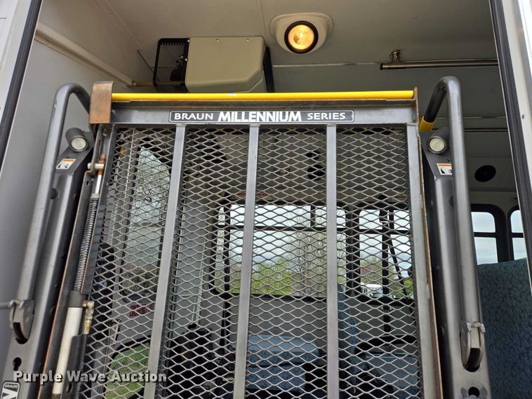 image for item ER1510 2008 GMC Glaval C4500 shuttle bus