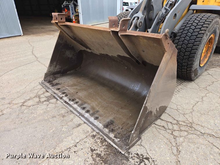 image for item ER1633 2004 Volvo L90E wheel loader