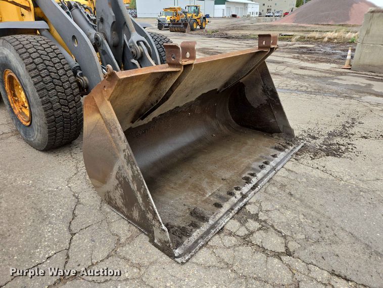 image for item ER1633 2004 Volvo L90E wheel loader