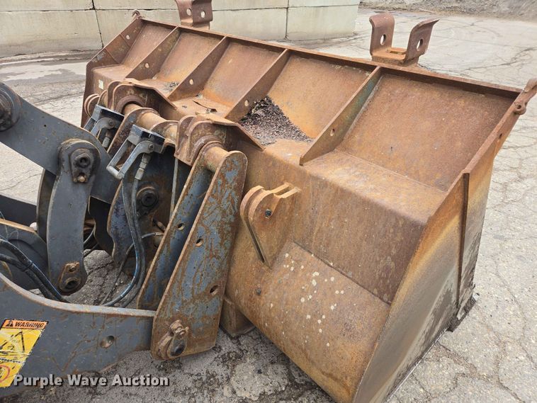 image for item ER1633 2004 Volvo L90E wheel loader