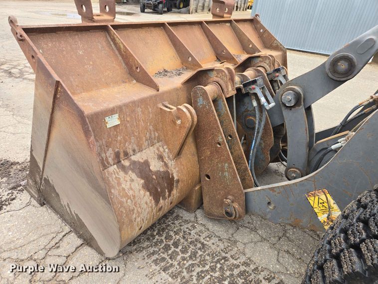 image for item ER1633 2004 Volvo L90E wheel loader