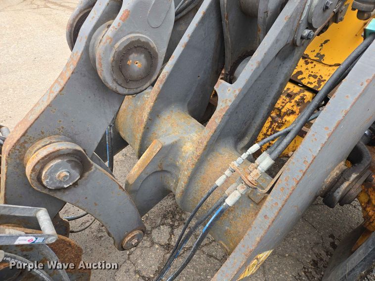 image for item ER1633 2004 Volvo L90E wheel loader