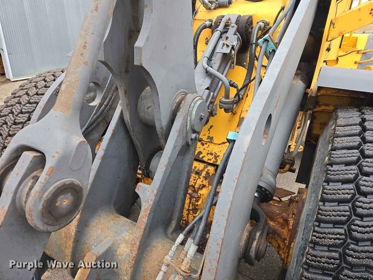 image for item ER1633 2004 Volvo L90E wheel loader