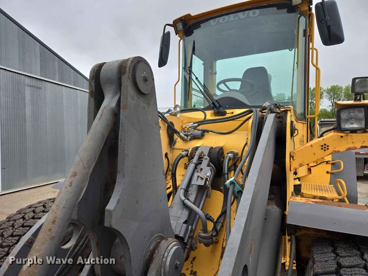 image for item ER1633 2004 Volvo L90E wheel loader