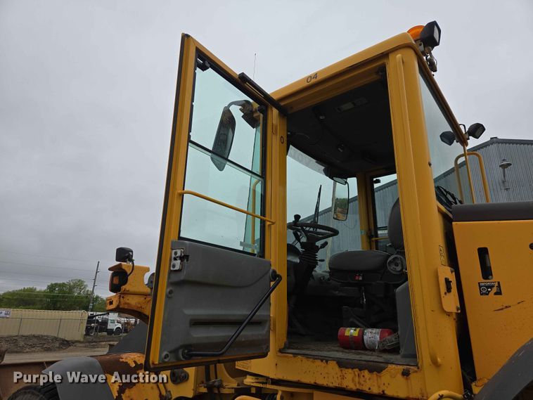 image for item ER1633 2004 Volvo L90E wheel loader