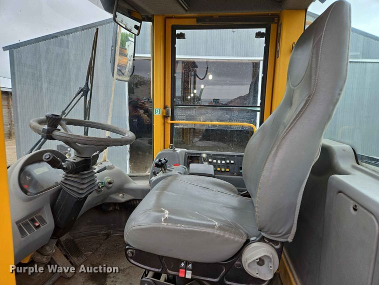 image for item ER1633 2004 Volvo L90E wheel loader