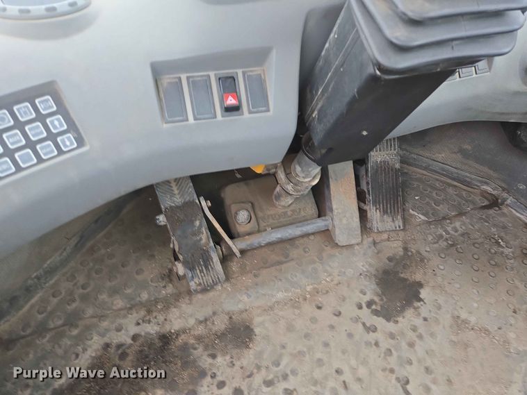 image for item ER1633 2004 Volvo L90E wheel loader