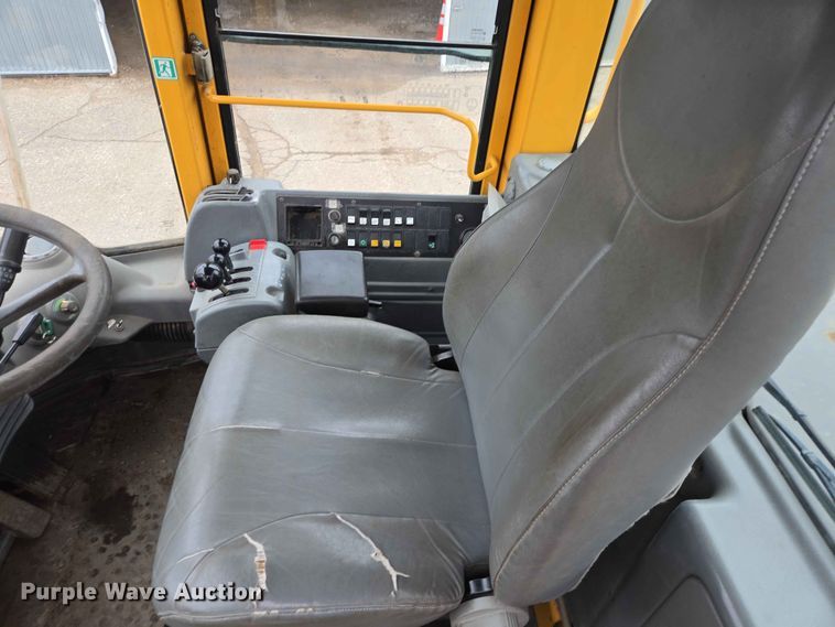 image for item ER1633 2004 Volvo L90E wheel loader