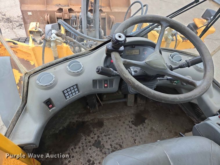 image for item ER1633 2004 Volvo L90E wheel loader
