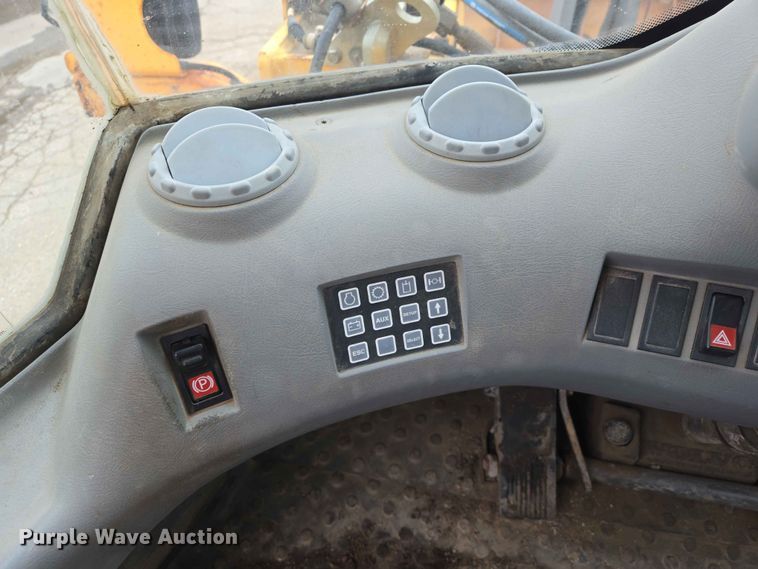 image for item ER1633 2004 Volvo L90E wheel loader
