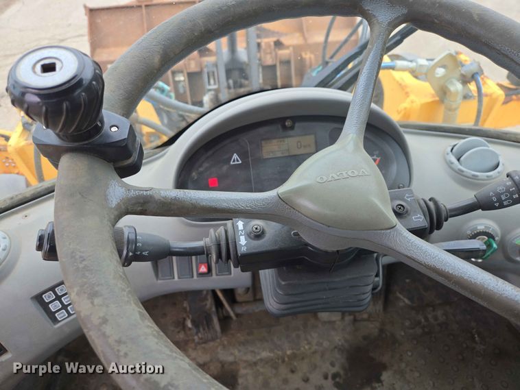 image for item ER1633 2004 Volvo L90E wheel loader