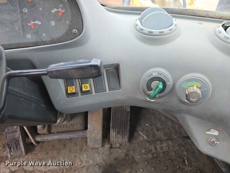 image for item ER1633 2004 Volvo L90E wheel loader