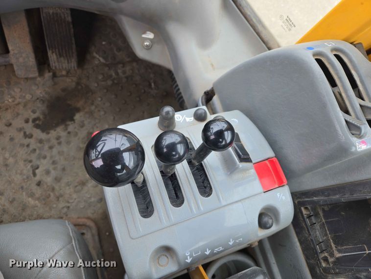 image for item ER1633 2004 Volvo L90E wheel loader