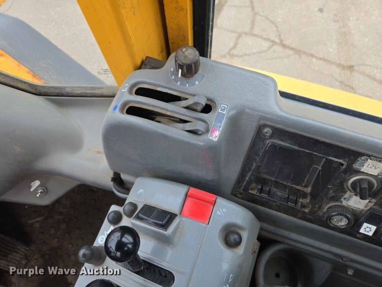 image for item ER1633 2004 Volvo L90E wheel loader