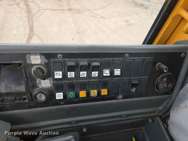 image for item ER1633 2004 Volvo L90E wheel loader
