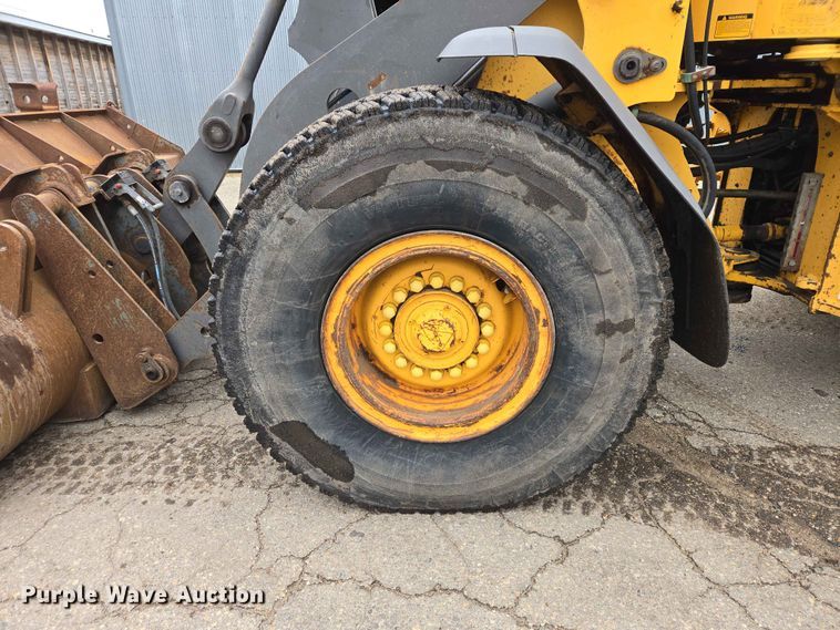 image for item ER1633 2004 Volvo L90E wheel loader