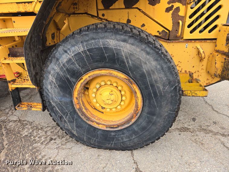 image for item ER1633 2004 Volvo L90E wheel loader