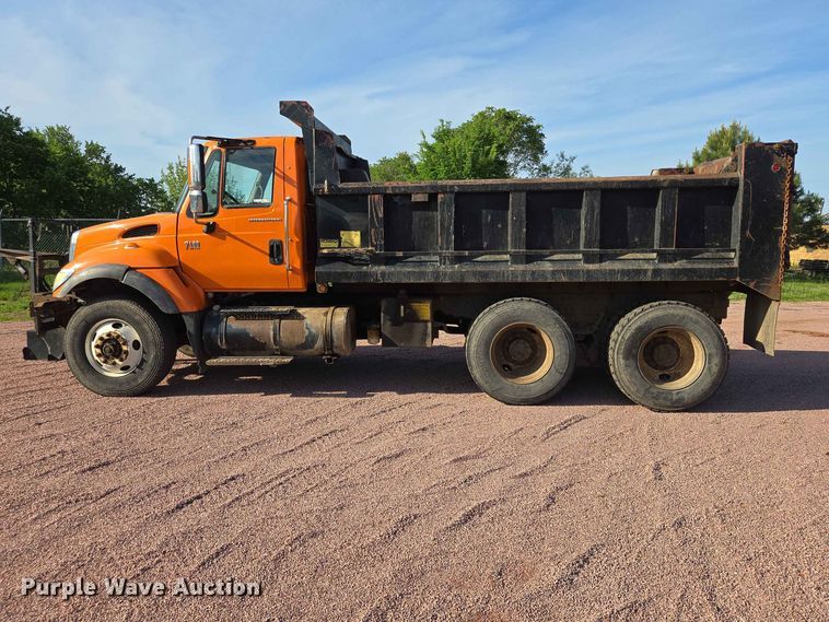 image for item ER1653 2006 International 7400 dump truck