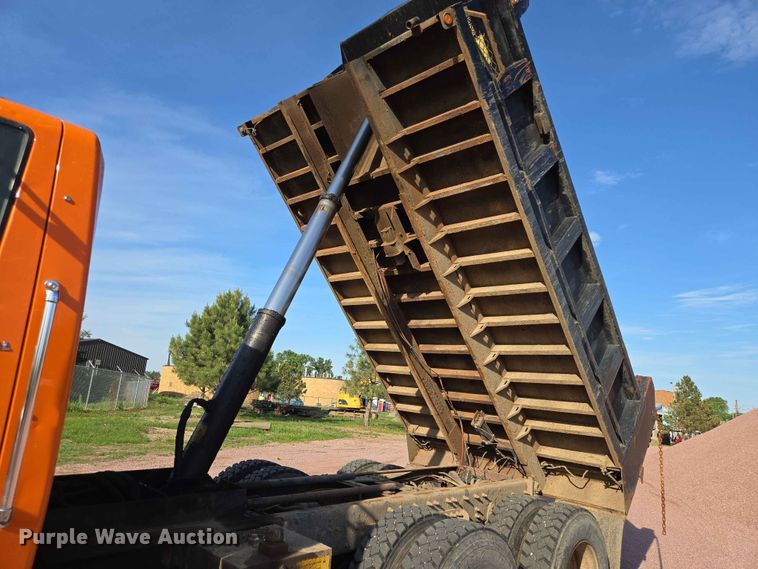 image for item ER1653 2006 International 7400 dump truck