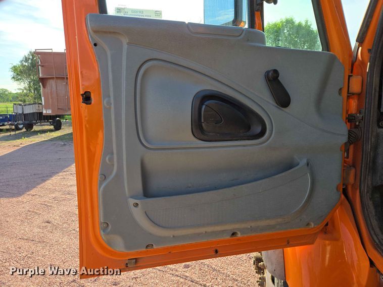 image for item ER1653 2006 International 7400 dump truck