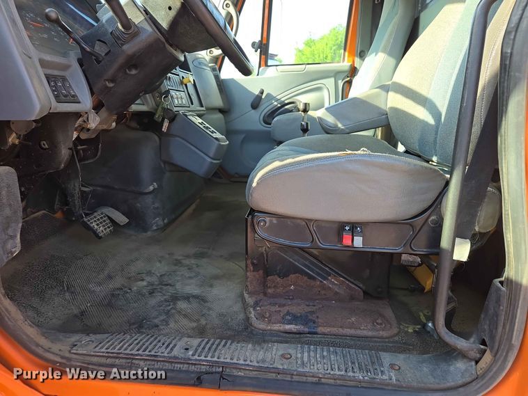 image for item ER1653 2006 International 7400 dump truck