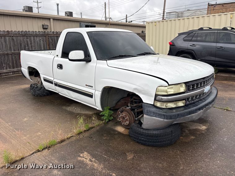 image for item ET2149 2000 Chevrolet Silverado 1500 pickup truck