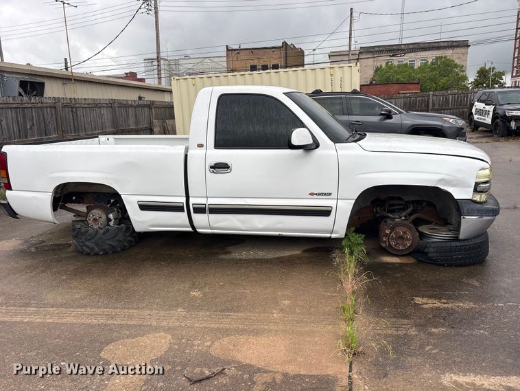 image for item ET2149 2000 Chevrolet Silverado 1500 pickup truck