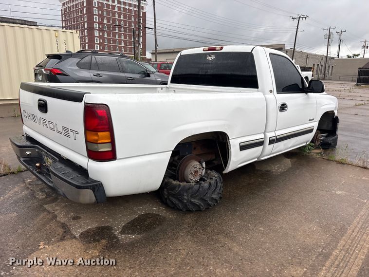 image for item ET2149 2000 Chevrolet Silverado 1500 pickup truck