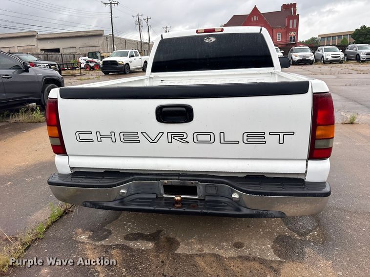 image for item ET2149 2000 Chevrolet Silverado 1500 pickup truck