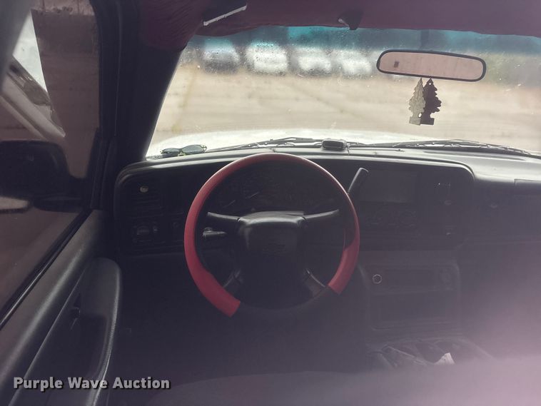 image for item ET2149 2000 Chevrolet Silverado 1500 pickup truck