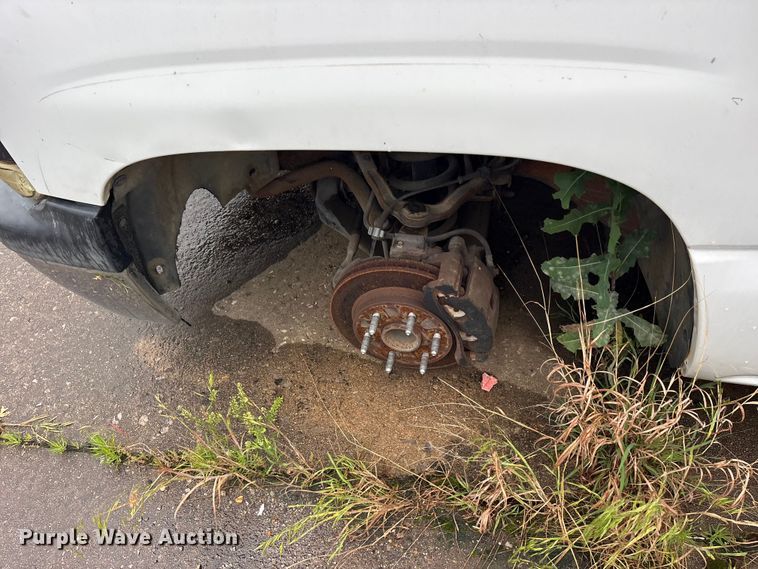 image for item ET2149 2000 Chevrolet Silverado 1500 pickup truck