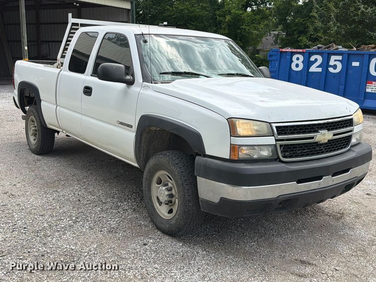 image for item ET6247 2006 Chevrolet Silverado 2500HD Ext. Cab pickup truck