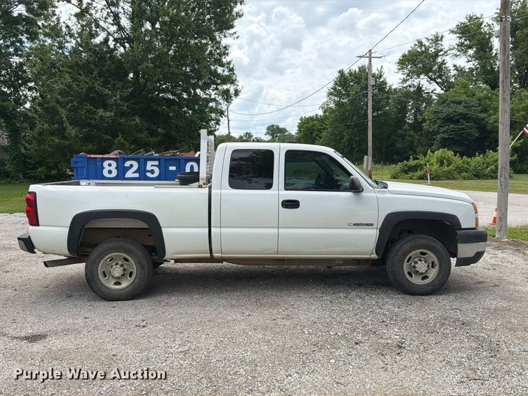 image for item ET6247 2006 Chevrolet Silverado 2500HD Ext. Cab pickup truck
