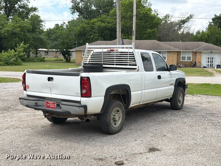 image for item ET6247 2006 Chevrolet Silverado 2500HD Ext. Cab pickup truck