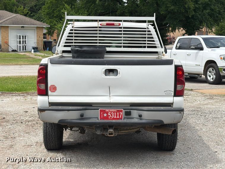 image for item ET6247 2006 Chevrolet Silverado 2500HD Ext. Cab pickup truck