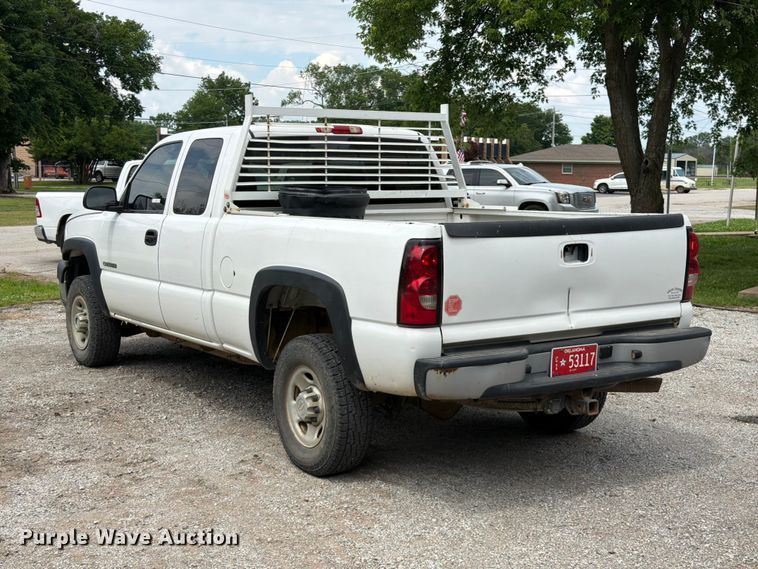 image for item ET6247 2006 Chevrolet Silverado 2500HD Ext. Cab pickup truck