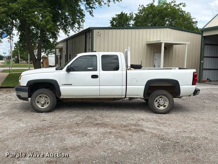 image for item ET6247 2006 Chevrolet Silverado 2500HD Ext. Cab pickup truck