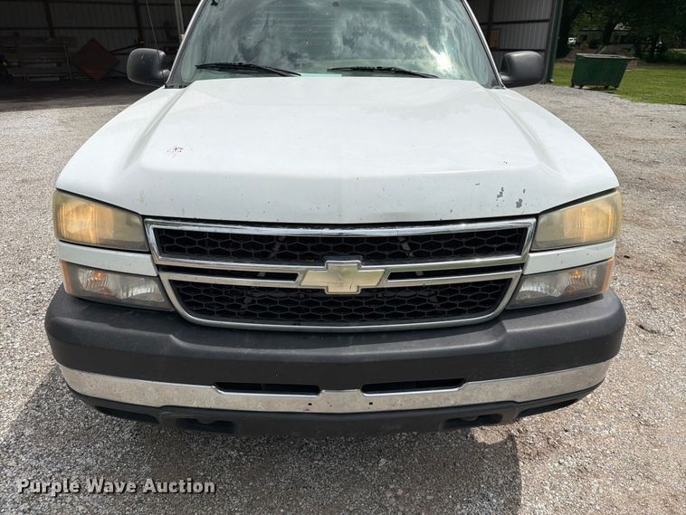 image for item ET6247 2006 Chevrolet Silverado 2500HD Ext. Cab pickup truck
